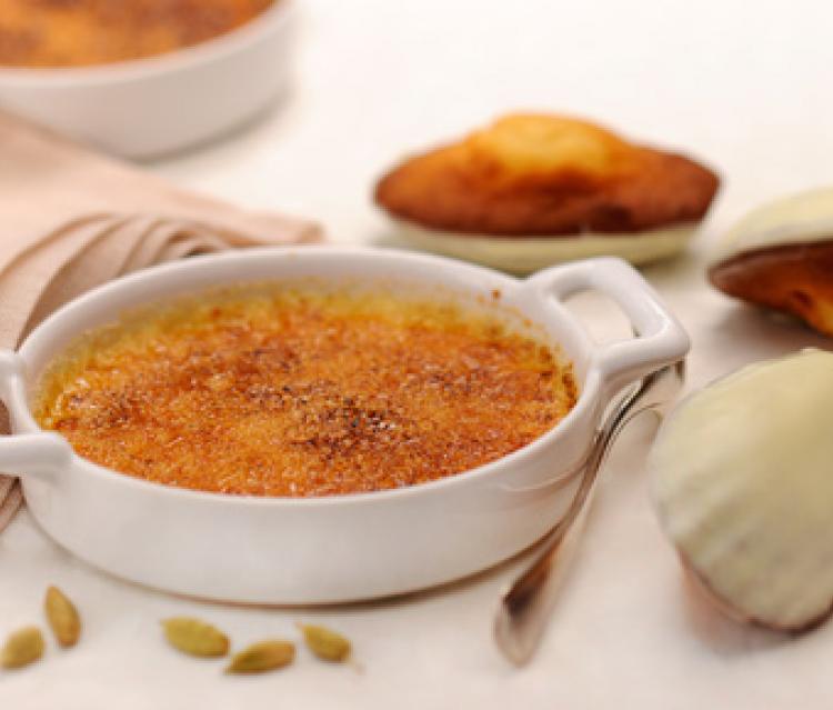 Crème brûlée à la cardamome,madeleines au chocolat blanc