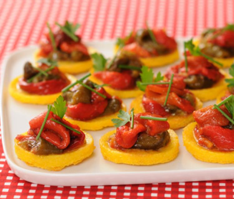 Toasts de polenta grillée aux poivrons confits