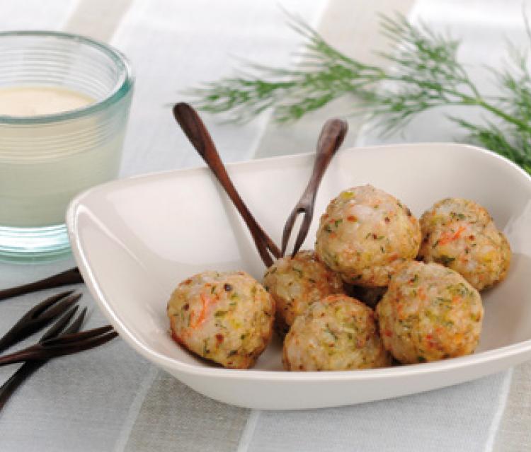 Boulettes de crevettes, macadamia et citron vert, crème aigrelette au raifort