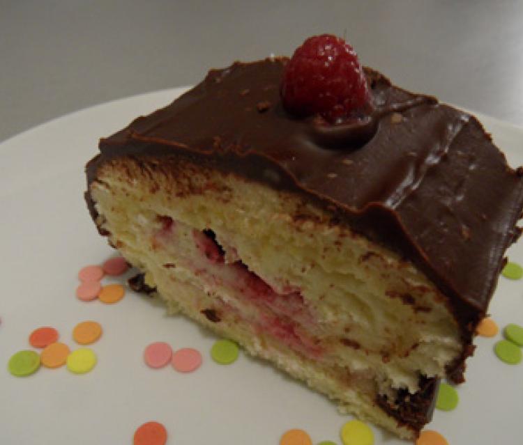 Bûche de Noël au chocolat et aux fraises