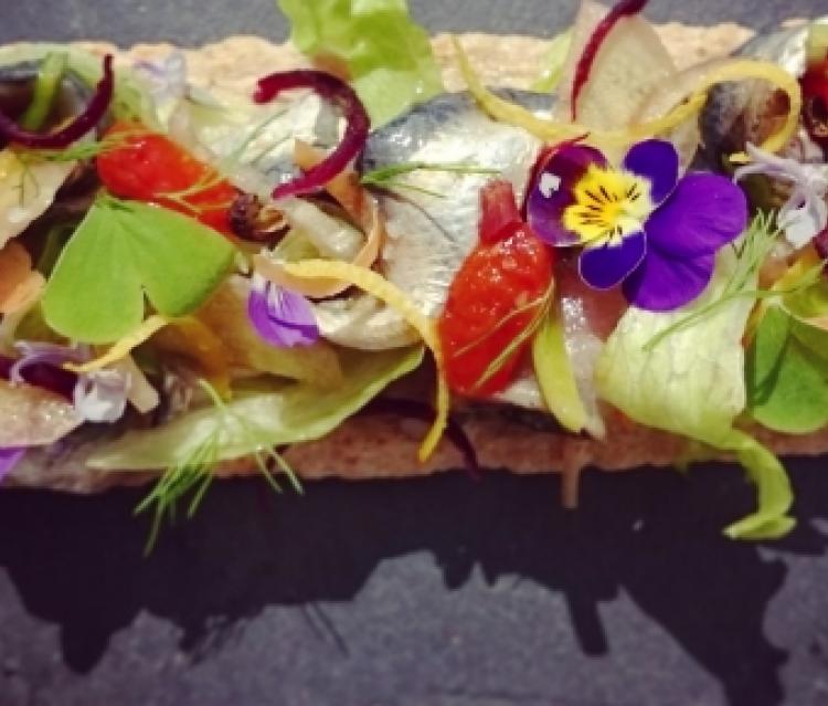 Tartine façon « Escabèche », sardines et légumes croquants