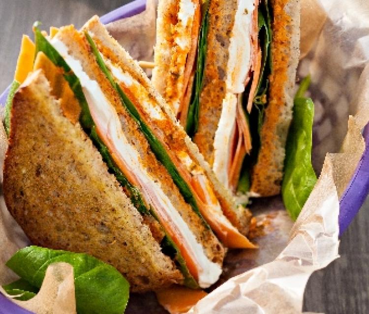 Club-sandwich aux graines, épinard et chèvre