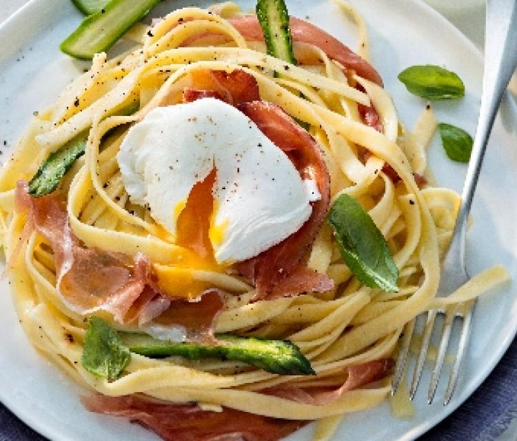 Tagliatelles au speck et à l'œuf poché